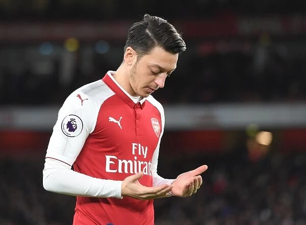Mesut Ozil in Prayer: Arsenal's Focus Before Battle Against Chelsea, Premier League 2018