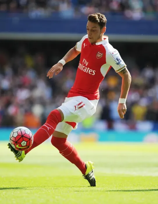 Framed Print : Mesut Ozil: Premier League Clash Against Chelsea, 2015-16 Framed Print : Mesut Ozil: Premier League Clash Against Chelsea, 2015-16