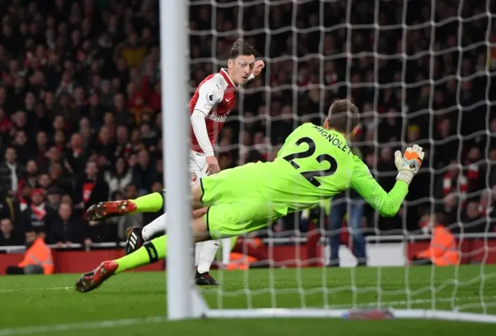 Framed Print : Mesut Ozil Scores Arsenal's Third Goal Against Liverpool (2017-18) Framed Print : Mesut Ozil Scores Arsenal's Third Goal Against Liverpool (2017-18)