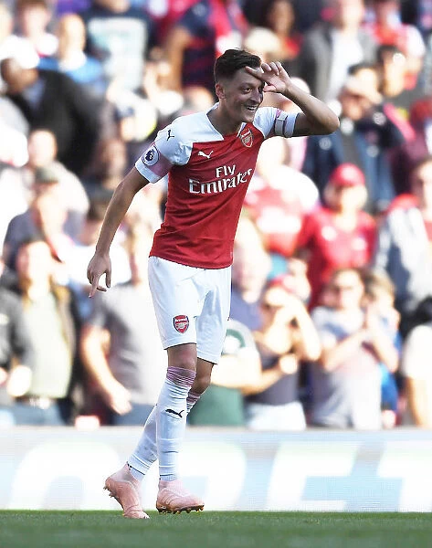 Mesut Ozil Scores the Second Goal: Arsenal vs. Watford, Premier League 2018-19