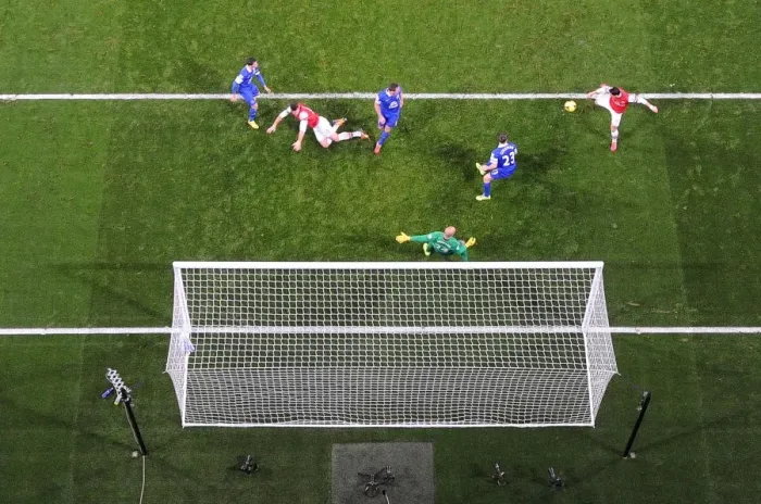 Framed Print : Mesut Ozil Scores Stunner Past Tim Howard: Arsenal vs Everton, Premier League 2013-14