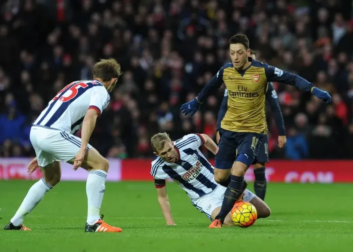 Framed Print : Mesut Ozil vs. Darren Fletcher: A Battle in the Premier League - West Bromwich Albion vs. Arsenal (2015-16) Framed Print : Mesut Ozil vs. Darren Fletcher: A Battle in the Premier League - West Bromwich Albion vs. Arsenal (2015-16)