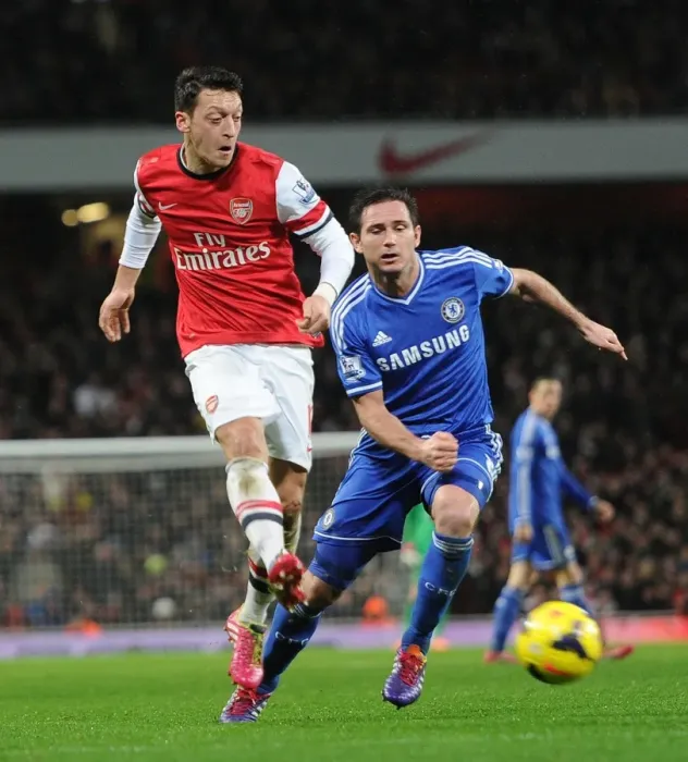 Framed Print : Mesut Ozil vs. Frank Lampard: Battle at the Emirates - Arsenal v Chelsea (2013-14)