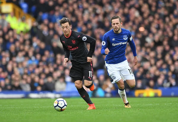 Mesut Ozil vs. Gylfi Sigurdsson: A Midfield Showdown of Brilliance in Everton vs. Arsenal (2017-18)
