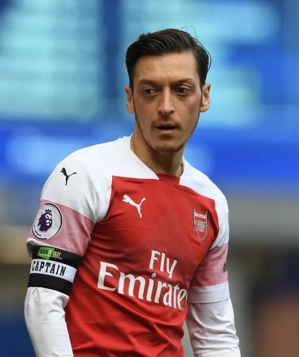 Framed Print : Mesut Ozil vs Gylfi Sigurdsson: Intense Battle at Goodison Park - Premier League 2018-19 Framed Print : Mesut Ozil vs Gylfi Sigurdsson: Intense Battle at Goodison Park - Premier League 2018-19