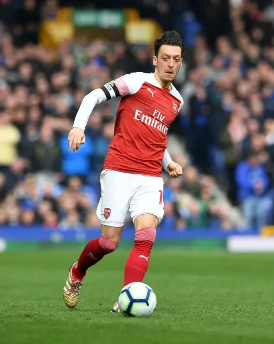 Framed Print : Mesut Ozil vs. Gylfi Sigurdsson: Intense Battle at Goodison Park - Premier League 2018-19 Framed Print : Mesut Ozil vs. Gylfi Sigurdsson: Intense Battle at Goodison Park - Premier League 2018-19
