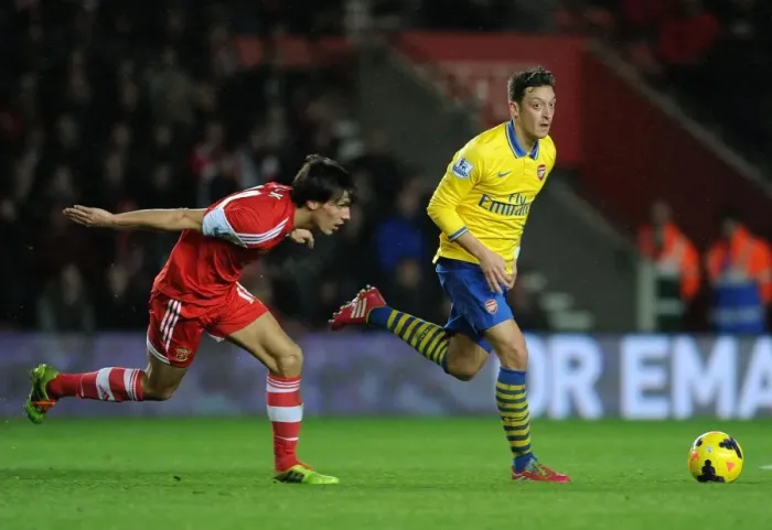 Framed Print : Mesut Ozil vs Jack Cork: Battle in the Midfield - Southampton vs Arsenal, Premier League 2013-14 Framed Print : Mesut Ozil vs Jack Cork: Battle in the Midfield - Southampton vs Arsenal, Premier League 2013-14