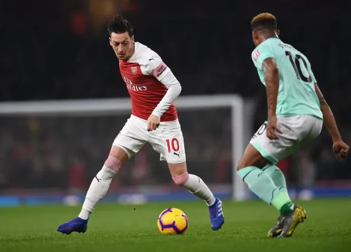 Framed Print : Mesut Ozil vs Jordon Ibe: Clash at the Emirates - Arsenal vs Bournemouth, Premier League 2018-19 Framed Print : Mesut Ozil vs Jordon Ibe: Clash at the Emirates - Arsenal vs Bournemouth, Premier League 2018-19