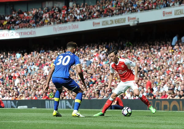 Mesut Ozil vs Mason Holgate: Intense Battle at Arsenal's Emirates Stadium (Arsenal v Everton 2016-17)