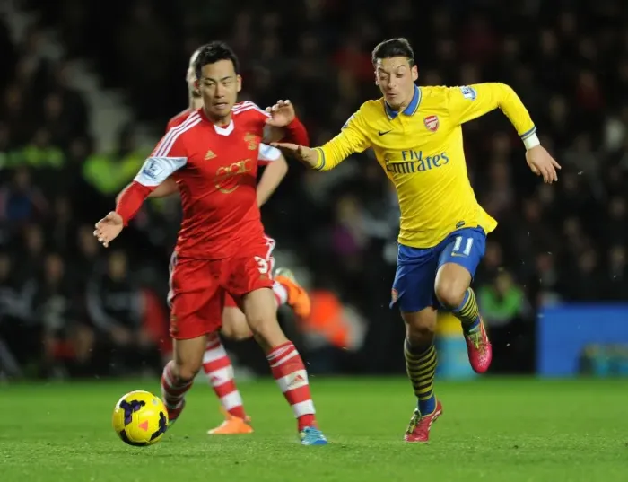 Framed Print : Mesut Ozil vs Maya Yoshida: Clash at St. Mary's - Southampton v Arsenal, Premier League 2013-14 Framed Print : Mesut Ozil vs Maya Yoshida: Clash at St. Mary's - Southampton v Arsenal, Premier League 2013-14