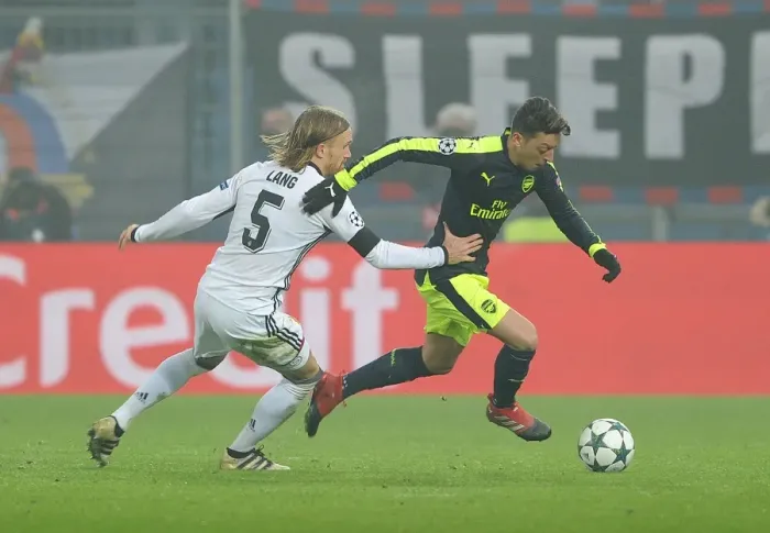 Framed Print : Mesut Ozil vs. Michael Lang: FC Basel vs. Arsenal, UEFA Champions League, 2016 Framed Print : Mesut Ozil vs. Michael Lang: FC Basel vs. Arsenal, UEFA Champions League, 2016
