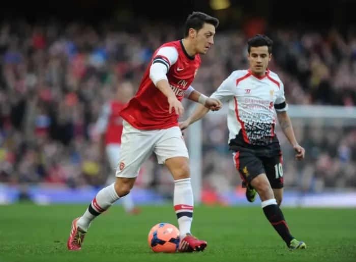 Framed Print : Mesut Ozil vs Philippe Coutinho: Battle at the Emirates - FA Cup 2013-14