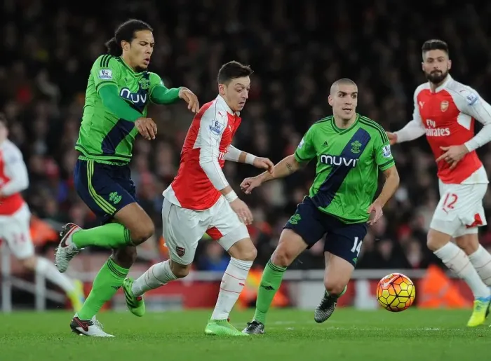 Framed Print : Mesut Ozil vs. Virgil van Dijk and Oriol Romeu: A Battle of Midfield Masters at the Emirates (2015-16) Framed Print : Mesut Ozil vs. Virgil van Dijk and Oriol Romeu: A Battle of Midfield Masters at the Emirates (2015-16)
