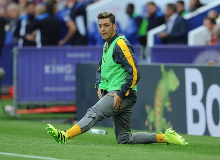 Framed Print : Mesut Ozil Warming Up: Arsenal vs Leicester City, Premier League 2016-17
