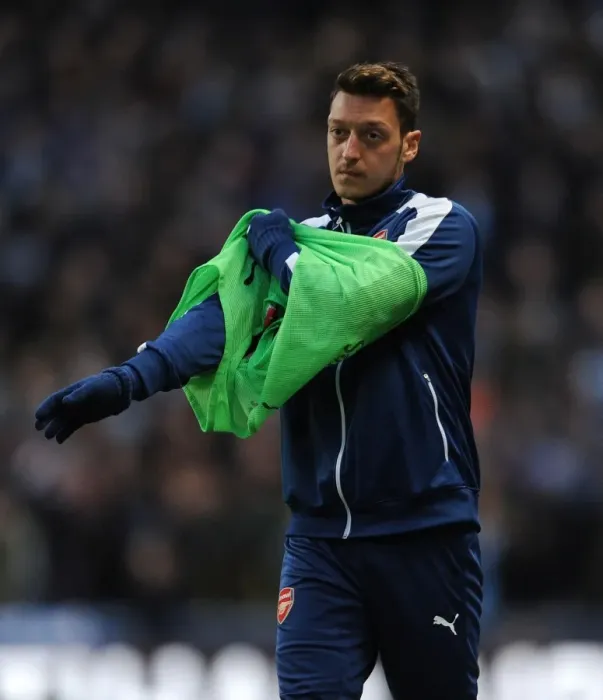 Framed Print : Mesut Ozil Warming Up: Manchester City vs Arsenal, Premier League 2014-15