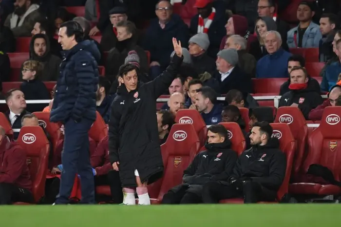 Framed Print : Mesut Ozil Waves to Arsenal Fans vs Newcastle United, Premier League 2018-19 Framed Print : Mesut Ozil Waves to Arsenal Fans vs Newcastle United, Premier League 2018-19