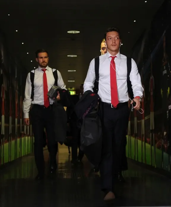 Framed Print : Mesut Ozil's Arrival: Arsenal vs Manchester United (2015 / 16)