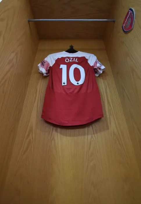 Framed Print : Mesut Ozil's Arsenal Shirt in Arsenal Changing Room Before Arsenal vs Manchester City (2018-19) Framed Print : Mesut Ozil's Arsenal Shirt in Arsenal Changing Room Before Arsenal vs Manchester City (2018-19)
