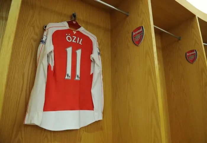 Framed Print : Mesut Ozil's Arsenal Shirt in Arsenal Changing Room before Arsenal vs Southampton (2015-16)