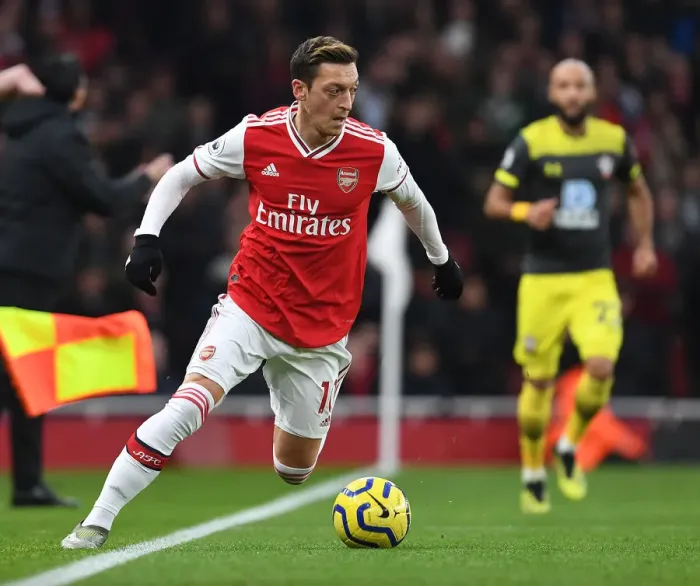 Framed Print : Mesut Ozil's Brilliant Performance: Arsenal's Victory Against Southampton (November 2019)