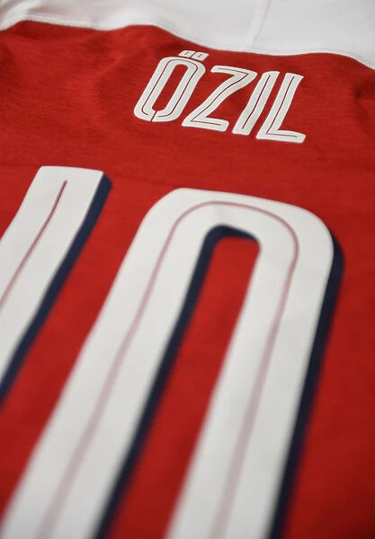 Mesut Ozil's Focus: Arsenal Changing Room Moment before Arsenal vs. BATE Borisov (2019) - UEFA Europa League
