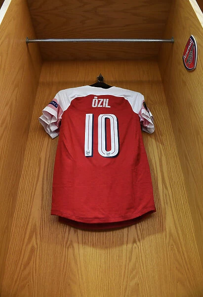 Mesut Ozil's Focus: Arsenal Football Club's Pre-Match Routine in the Changing Room (Arsenal v BATE Borisov, UEFA Europa League 2018-19)