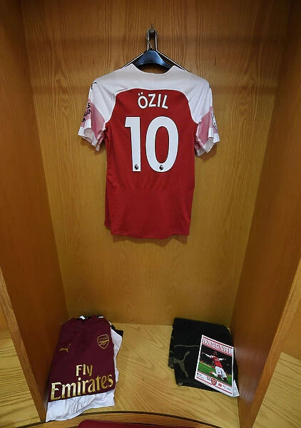 Mesut Ozil's Hanging Shirt: Arsenal FC vs. Watford FC, Premier League 2018-19