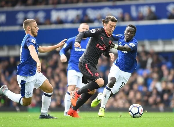 Mesut Ozil's Magical Moment: Outsmarting Vlasic and Gueye at Goodison Park