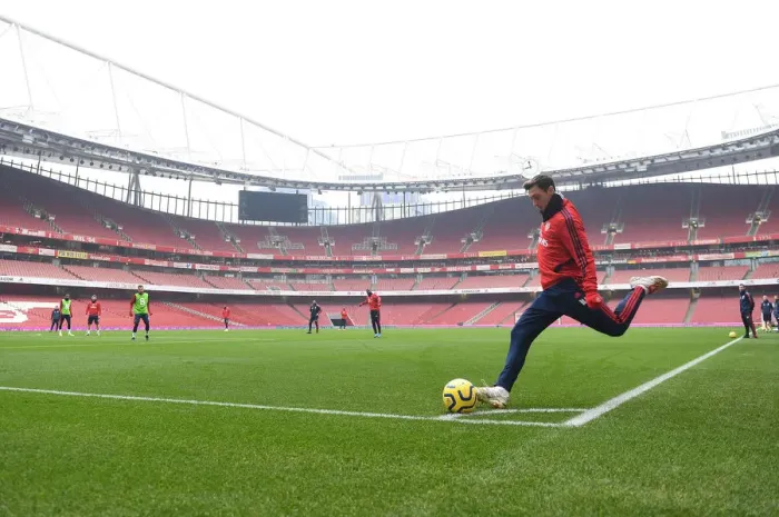 Framed Print : Mesut Ozil's Pre-Game Focus: Arsenal vs Manchester United (2019-2020) Framed Print : Mesut Ozil's Pre-Game Focus: Arsenal vs Manchester United (2019-2020)
