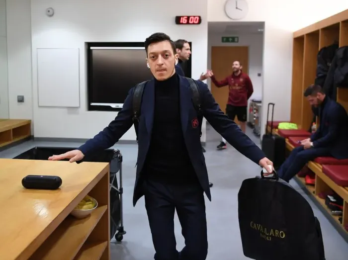 Framed Print : Mesut Ozil's Pre-Match Focus: Arsenal Changing Room Before Arsenal vs Chelsea, Premier League 2018-19 Framed Print : Mesut Ozil's Pre-Match Focus: Arsenal Changing Room Before Arsenal vs Chelsea, Premier League 2018-19