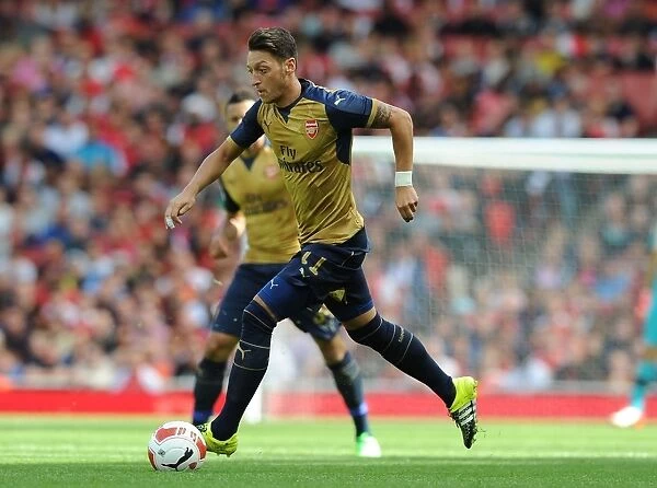 Mesut Ozil's Stellar Performance: Arsenal vs. Olympique Lyonnais - Emirates Cup 2015