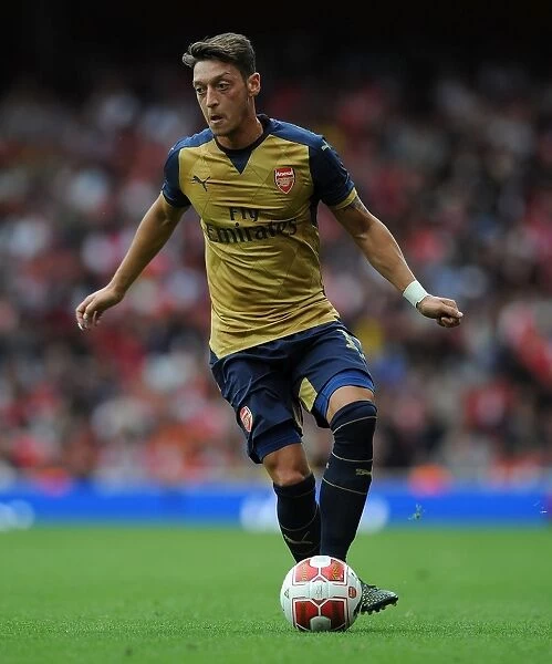 Mesut Ozil's Stellar Performance: Arsenal vs. Olympique Lyonnais at Emirates Cup, 2015