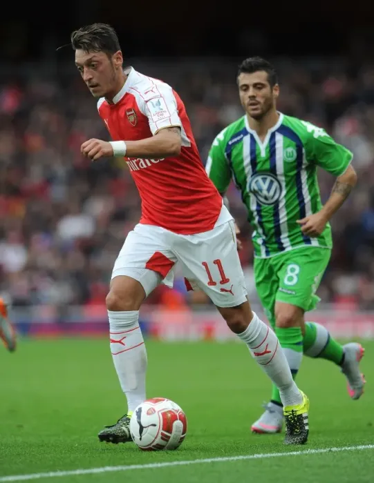 Framed Print : Mesut Ozil's Stellar Performance: Arsenal's Emirates Cup Victory over VfL Wolfsburg