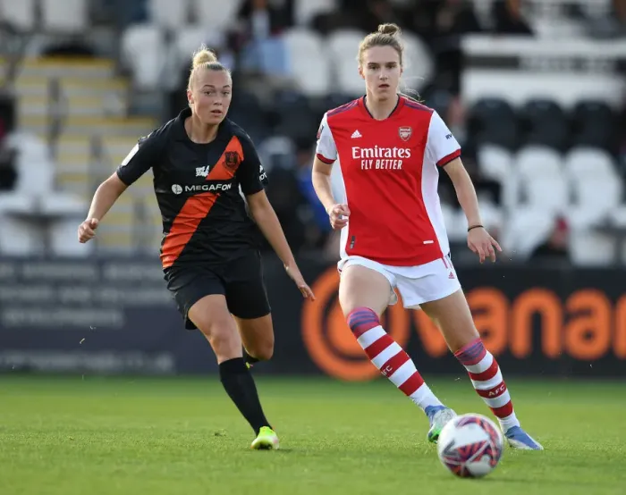 Framed Print : Miedema vs Bennison: A FA WSL Showdown - Arsenal Women vs Everton Women: Intense Battle at Meadow Park