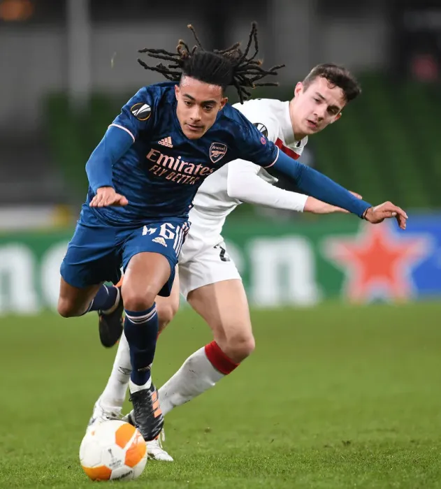 Framed Print : Miguel Azeez Outpaces James Wynne: Arsenal's Europa League Triumph in Dublin Framed Print : Miguel Azeez Outpaces James Wynne: Arsenal's Europa League Triumph in Dublin