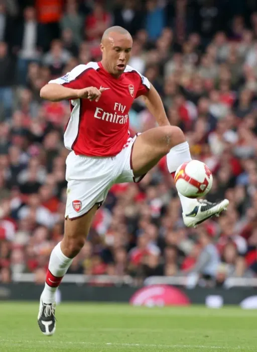 Framed Print : Mikael Silvestre in Action: Arsenal's 3:1 Victory over Everton, Barclays Premier League, Emirates Stadium (18 / 10 / 08)