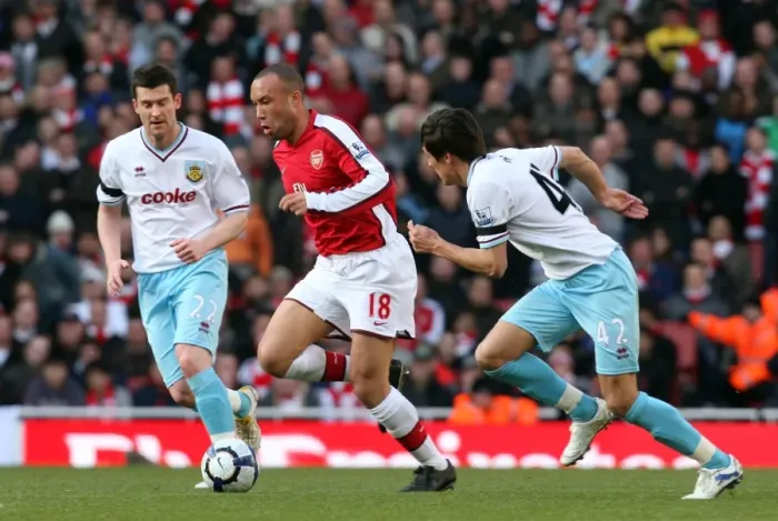 Framed Print : Mikael Silvestre (Arsenal) David Nugent and Jack Cork (Burnley). Arsenal 3: 1 Burnley