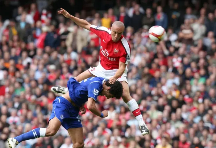 Framed Print : Mikael Silvestre (Arsenal) Marouane Fellaini (Everton) Framed Print : Mikael Silvestre (Arsenal) Marouane Fellaini (Everton)