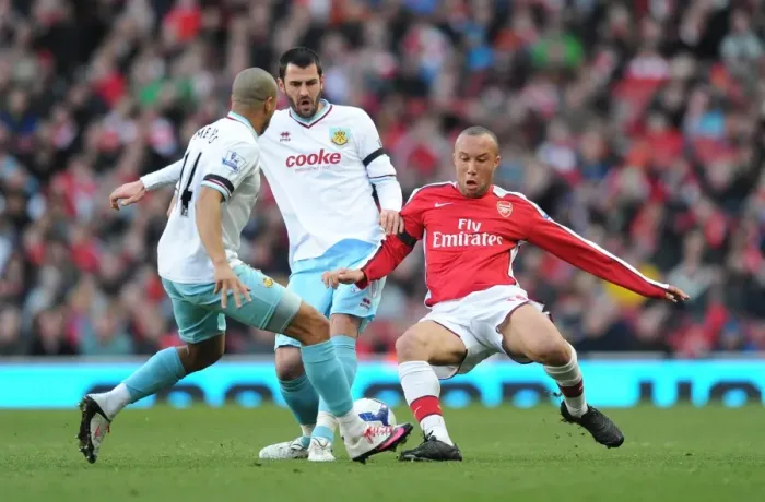 Framed Print : Mikael Silvestre (Arsenal) Steven Thompson and Tyrone Mears (Burnley). Arsenal 3