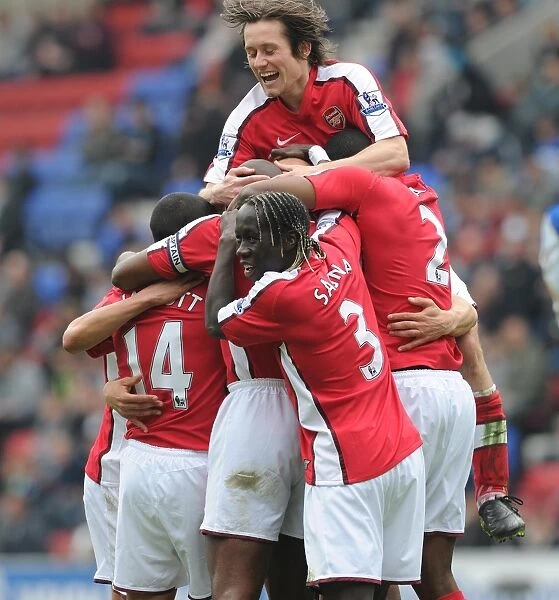 Mikael Silvestre celebrates scoring the 2nd Arsenal goal with Theo Walcott