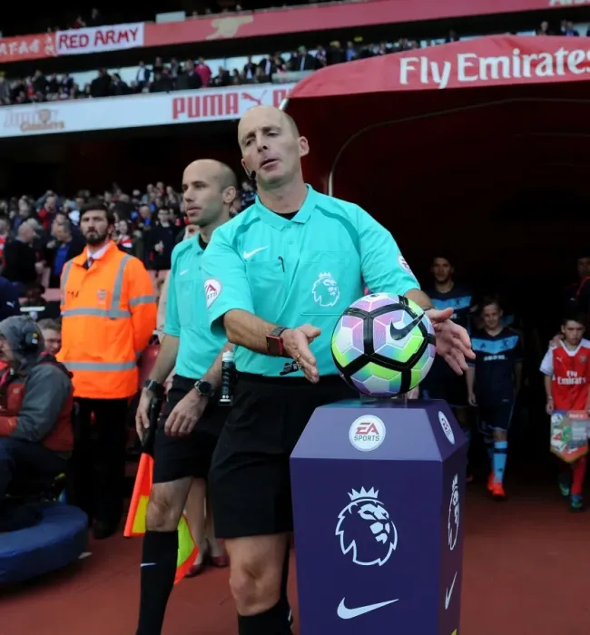 Framed Print : Mike Dean Readies for Arsenal v Middlesbrough Clash (2016-17)