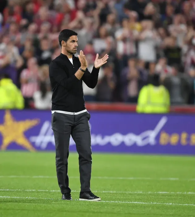 Framed Print : Mikel Arteta Applauding Arsenal Fans at Brentford Community Stadium - Premier League 2021-22