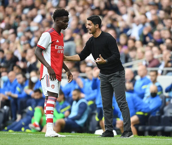 Mikel Arteta Coaches Bukayo Saka at the Tottenham-Arsenal Clash (The MIND Series 2021-22) - Arsenal Manager's Guidance to Young Star
