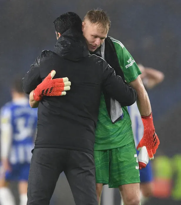 Framed Print : Mikel Arteta Consoles Aaron Ramsdale: Emotional Moment after Arsenal's Win at Brighton & Hove Albion (2021-22)