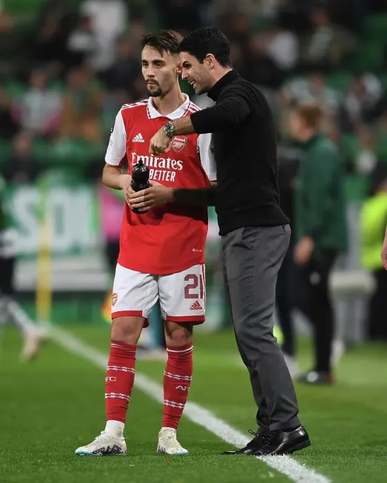 Framed Print : Mikel Arteta Engages with Fabio Vieira: Tactical Discussion between Sporting CP and Arsenal FC in Europa League Clash