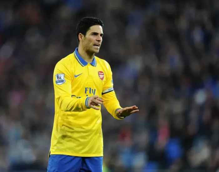 Framed Print : Mikel Arteta Leads Arsenal in Action against Cardiff City (2013-14) Framed Print : Mikel Arteta Leads Arsenal in Action against Cardiff City (2013-14)