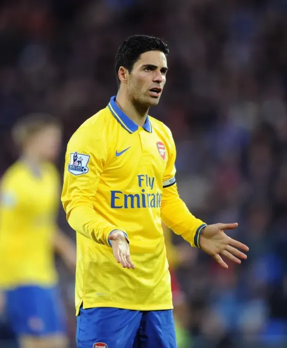 Framed Print : Mikel Arteta Leads Arsenal in Cardiff (2013-14) Framed Print : Mikel Arteta Leads Arsenal in Cardiff (2013-14)