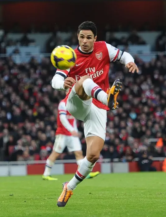 Framed Print : Mikel Arteta Leads Arsenal Against Southampton (2013-14) Framed Print : Mikel Arteta Leads Arsenal Against Southampton (2013-14)