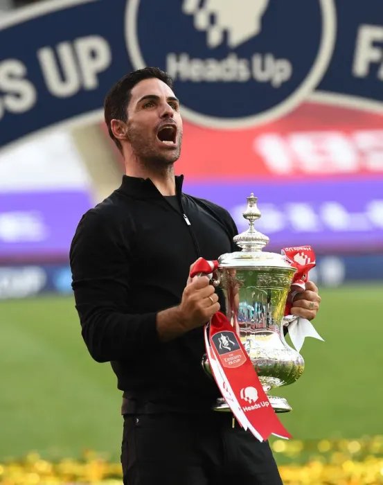 Framed Print : Mikel Arteta Lifts Empty FA Cup at Wembley: Arsenal's Historic Victory Over Chelsea in the Empty Stadium, FA Cup Final 2020