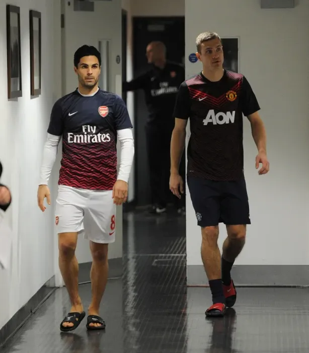 Framed Print : Mikel Arteta and Nemanja Vidic: The Battle Begins - Arsenal vs Manchester United, Premier League 2013-14